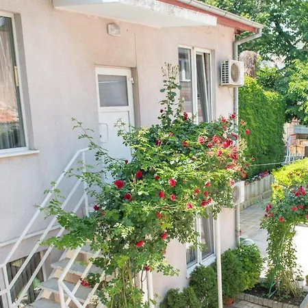 за гости Apartment Warna